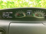速度や燃料残量など、運転に必要な情報がまとまって表示されます。文字や目盛りを確認しやすい配置で、走行中も視線の移動を抑えて状況を把握できます。