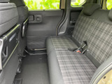 後席は左右にゆとりを感じられるシート形状で、チェック柄が車内に落ち着いた彩りを添えています。足元にもスペースがあり、前席との距離感も確認しやすいため、同乗者もくつろいで過ごせます。