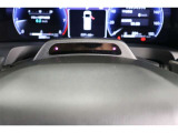【ドライバーモニター】搭載です。目の開閉状態や視線方向、顔の向きや運転姿勢からドライバーの運転状態を検知。脇見・閉眼状態を検知した場合などにはドライバーに警告してくれます。