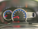 速度計や回転計、燃料残量などの情報がまとまって表示され、運転中に必要な確認をしやすい配置です。メーターの目盛りも見分けやすく、日常の運転を支えてくれます。