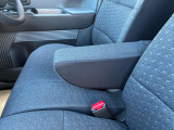 運転席にはアームレストが付いてます。