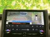 車両後方の映像と上方から見た周囲の表示を同時に確認でき、駐車時の周辺確認に役立ちます。目安となるガイド表示もあり、切り返しや車庫入れをサポートします。