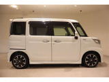 運転席側の真横からのサイドフォルム、シンプルで飽きのこないスタイリッシュなスタイルですね!乗降しやすそうなのがわかります。