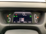 デジタル表示のスピードメーターとタコメーター、燃費やオドメーターなどの表示の他に、ホンダセンシング機能などの表示もできる多機能なマルチインフォメーション・ディスプレイです。