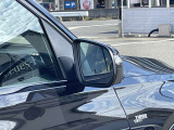 【ブラインドスポットアシスト】走行中車両の斜め後ろの死角エリアをモニタリングし、ドアミラー内蔵のインジケーターを点灯させて注意喚起し、安全な走行のサポートをします。