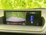 後方映像と車両周辺の表示を画面で確認でき、駐車時の周囲確認に役立ちます。ガイド線も表示されるため、車庫入れや狭い場所での取り回しを確認しながら操作できます。