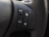 ハンドル右側にはクルーズコントロールのスイッチが装備され、運転中の操作も安心して行えます。