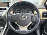 手元に複数のスイッチを備え、運転姿勢を保ちながら各種操作を行いやすい構成です。メーターとの位置関係も確認しやすく、普段の運転で使い勝手に配慮された装備です。