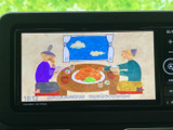 テレビ映像を表示できる画面を備えており、停車中の休憩時間に番組や映像を楽しめます。画面内の表示も確認しやすく、お出かけ先で待ち時間を過ごす際にも便利にお使いいただけます。