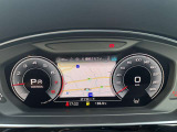 スピードメーターなどの運転に必要な計器とともに、オーディオ・電話の操作画面などを表示。レイアウトはステアリングスイッチで切り替えでき運転に集中しながら必要な情報を瞬時に得ることが可能。