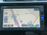 画面には周辺の地図や道路情報が表示され、目的地までの道順確認に役立ちます。表示切替や縮尺調整の項目も見やすく、慣れない道でも行き先を確認しやすい装備です。