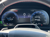 速度や走行に関する情報がデジタル表示され、必要な内容を運転席から確認しやすいメーターです。画面内に複数の情報が整理されており、表示を見比べながら車両の状態を把握しやすい構成となっています。