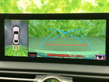 車両周囲の映像を画面で確認でき、ガイド線も表示されるため、駐車時の位置合わせをサポートします。周囲を目視で確かめながら活用したい装備です。