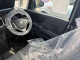 運転席はこちらです。プライベートな車内なのでリラックスできる空間を。