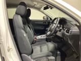 身体を受け止める形状のシートで、運転席まわりもゆったりとした印象です。前方の視界を確保しやすく、落ち着いた色合いの室内で毎日の移動も快適にお過ごしいただけます。