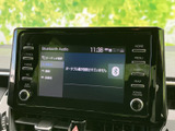 音楽再生などの情報を画面で確認でき、日々の移動中も車内での時間を自分らしく楽しめます。画面まわりのボタンも並び、必要な操作を見つけやすい構成です。