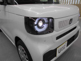 明るいLEDヘッドライトが、夜間のドライブをサポートします。