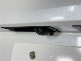 【バックカメラ】車両の後方を映像で確認するためのカメラです。運転席のモニターに映像が映し出され、後方確認や駐車をサポートします。