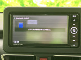 オーディオの選択画面は表示内容がすっきりまとまり、現在の接続状況も確認できます。必要な音源を画面から選ぶ仕様で、音楽を楽しみたい時にも使いやすい構成です。