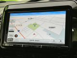 地図上に周辺の道路や現在地が表示され、目的地までのルート確認に役立ちます。画面内の案内表示も見やすく、普段の外出先や初めての場所への移動をサポートします。