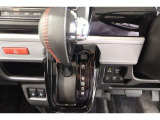 ★パネルシフトレバーは運転席より手が届きやすくて操作のしやすいシフトレバー。室内スペース確保にも配慮されてますよね!
