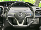 手元に複数のスイッチが配置され、運転姿勢を保ちながら必要な操作を行いやすい仕様です。メーター類も視界に入り、運転中に情報を確認しやすい位置関係です。