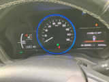 中央に速度計、左右に各種表示を備え、運転に必要な情報をひと目で確認しやすいレイアウトです。走行距離や警告表示も確認でき、日々の運転を支える見やすいメーターです。