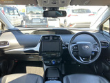 運転席から前方を見渡しやすい視界で、周囲の状況を確認しやすい室内です。運転席と助手席にはゆとりある空間が広がり、落ち着いた色調で清潔感のある雰囲気です。