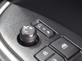 ドアの施錠・解錠に連動してドアミラーが自動で格納・復帰するオート格納機能を搭載しています。