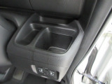 運転席右側のドリンクホルダーです。