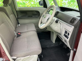 明るい色合いのシートと見通しのよい運転席まわりで、乗り込んだ際も開放感があります。座面や足元にもゆとりがあり、日々の移動を落ち着いて過ごせる室内です。