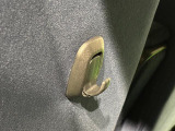 運転席&助手席の背面についたユーティリティフックには荷物がサッと掛けられます。