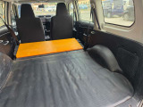 商用車ならではの広としたフラットな荷室スペース。大きな荷物もスムーズに積み込める実用性の高さが魅力です。お仕事道具や趣味のアイテムもたっぷりと収納き、毎日の移動をしっかりとサポートします。CAR