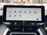 大きな画面に各種メニューが表示され、目的の項目を見つけやすい仕様です。ナビやオーディオなどの機能に加え、日々の移動に役立つサービスもまとめて確認でき、扱いやすさが魅力です。