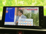 停車中にテレビ番組を視聴でき、ニュースや天気予報などを確認したいときにも便利です。画面には番組内容が見やすく表示され、休憩時間を過ごす際にも活用いただけます。