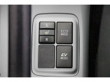 【シートヒーター】 寒い日はすぐにあたたかくなるシートヒーターは重宝します。暖房を控えめにすることで燃費の向上にもなります。車内の空気が汚れたり乾燥したりする心配も減ります。