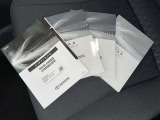 メンテナンスノート、取扱説明書ですね。 車の情報が凝縮されています。 車の整備記録が記載されている大事な物ですよ。