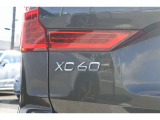 XC60は、シャープな稜線と深い彫りを組み合わせたサイドパネルによって強調された、筋肉質で現代的なキャラクターを印象付けます。
