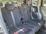 後席には左右に独立した座面とヘッドレストを備え、同乗者がそれぞれ腰掛けられるつくりです。窓から外の様子を確認でき、落ち着いた色合いのシートで、後方でも過ごしやすい室内となっています。