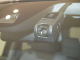 【ドラレコ前】今では車の必需品です。運転中の映像や音声を記録して残します。事故などが起きた場合の証拠になるので、もしもの時に役立ちます。