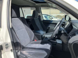 高いホールド性で運転姿勢が安定します。長距離ドライブでも疲れにくいのが魅力です。快適なドライビングライフをお送りください♪