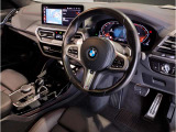 【ハンドル】ドライバーとBMW車の一体感がダイレクトに伝わるステアリングホイール。形状・太さへの拘りに加えて、操作性を高める為にスイッチ類も配置。クイックかつ安定のドライビングを体感下さい!