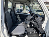 前席は視界が広く、運転席から周囲を確認しやすいレイアウトです。落ち着いた色合いのシートと足元の空間が、日々の移動を過ごしやすく支えてくれます。