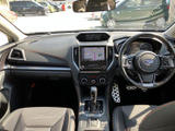 運転席から前方を見渡しやすいレイアウトで、各操作部が中央にまとまっています。視線を大きく移さず確認しやすく、日常の運転に集中しやすい室内です。