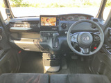運転席まわりはメーターや画面が見やすい位置にまとまり、前方を確認しながら過ごしやすいレイアウトです。座席はゆったりとした形状で、明るい色合いの内装が室内に開放感をもたらします。