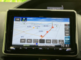 見やすい地図表示で、目的地までスムーズに案内。渋滞情報もリアルタイムで確認でき、安心して運転に集中できます。