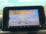 【バックカメラ】駐車時に後方がリアルタイム映像で確認できます。大型商業施設や立体駐車場での駐車時や、夜間のバック時に大活躍!運転スキルに関わらず、今や必須となった装備のひとつです!