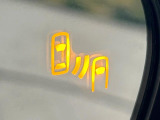 【ブラインドスポットモニター】走行中、ドアミラーの死角になりやすい箇所に後続車が接近するとサイドミラーのレンズに警告を表示!ドライバーに注意喚起をしてくれます。