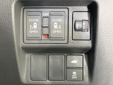 【両側パワースライドドア】スマートキーや運転席のスイッチで後席両側スライドドアの開閉が可能♪電動だから力を入れてドアを開ける必要が無く、小さなお子様でも簡単に開け閉めでき快適です♪