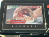 テレビ番組を画面に表示でき、停車中の待ち時間などに映像を楽しめます。画面には番組の内容が見やすく映し出され、車内で過ごすひとときに活用できる、うれしい装備です。